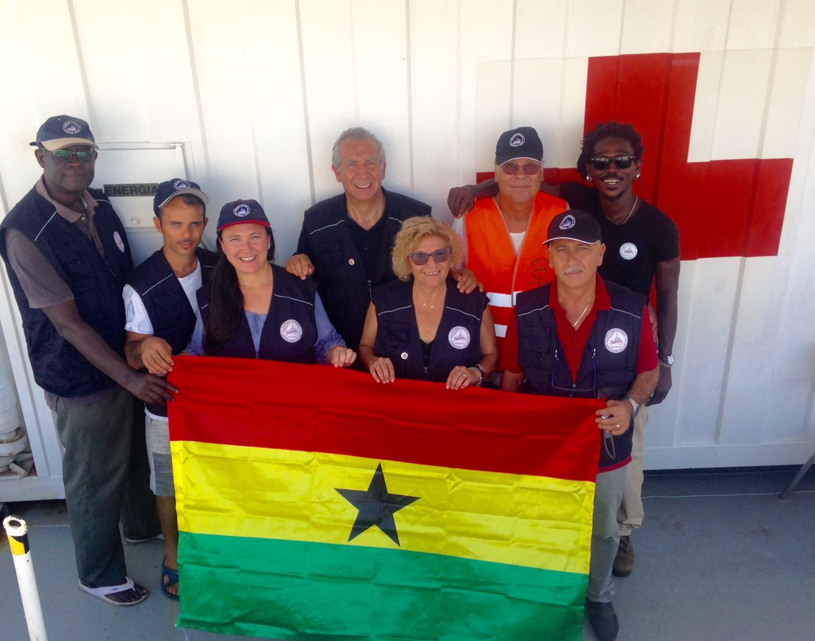gruppo con bandiera del ghana